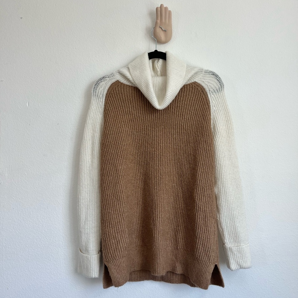 Tan & white turtleneck knitted sweater 🍂